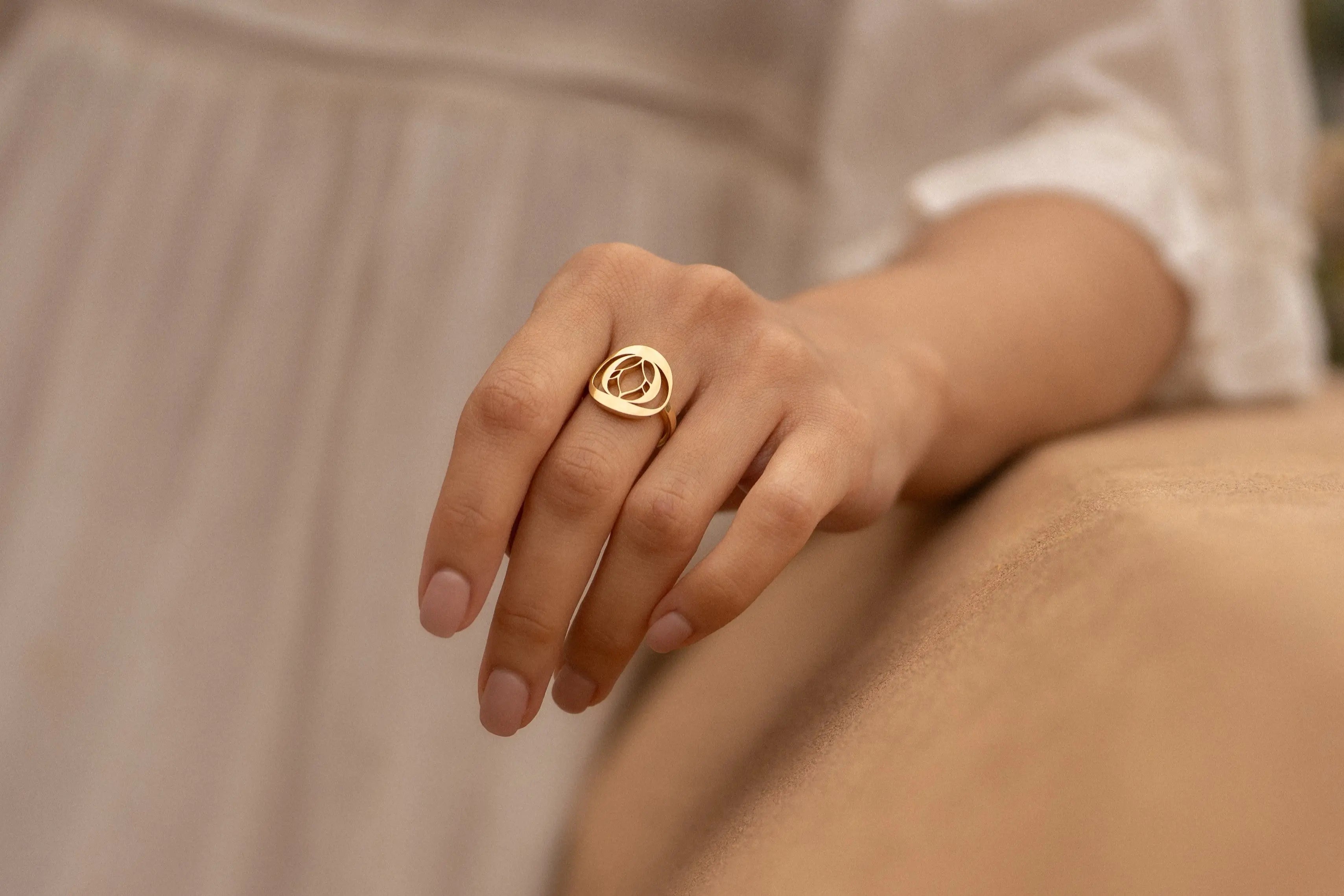 Bague Lotus Or 18 carats : Emblème de la Maison - MANOYAS