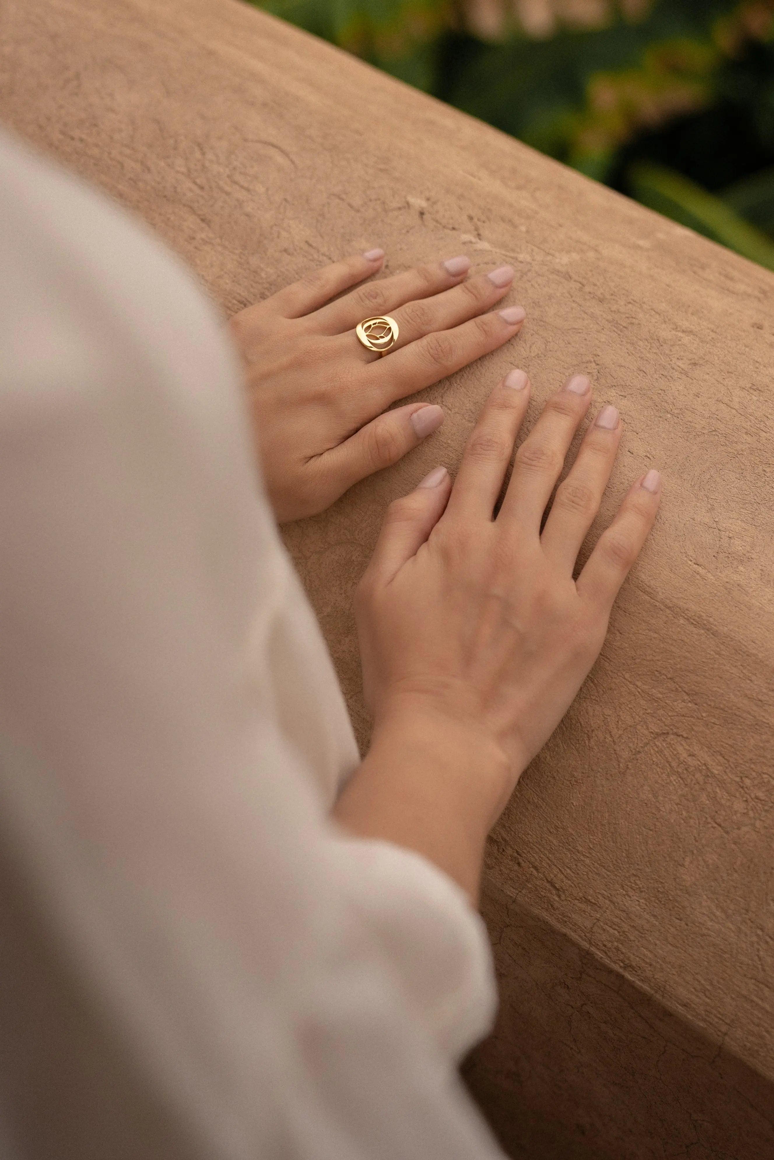 Bague Lotus Or 18 carats : le bijou talisman emblème de la Maison - MANOYAS