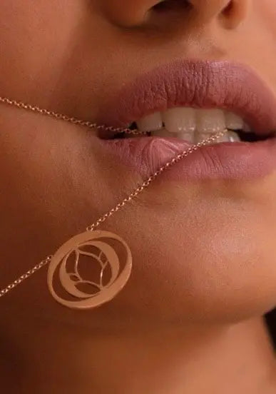 Manoyas-et-l-Amour-de-Soi-Le-Lotus-symbole-de-transformation - MANOYAS