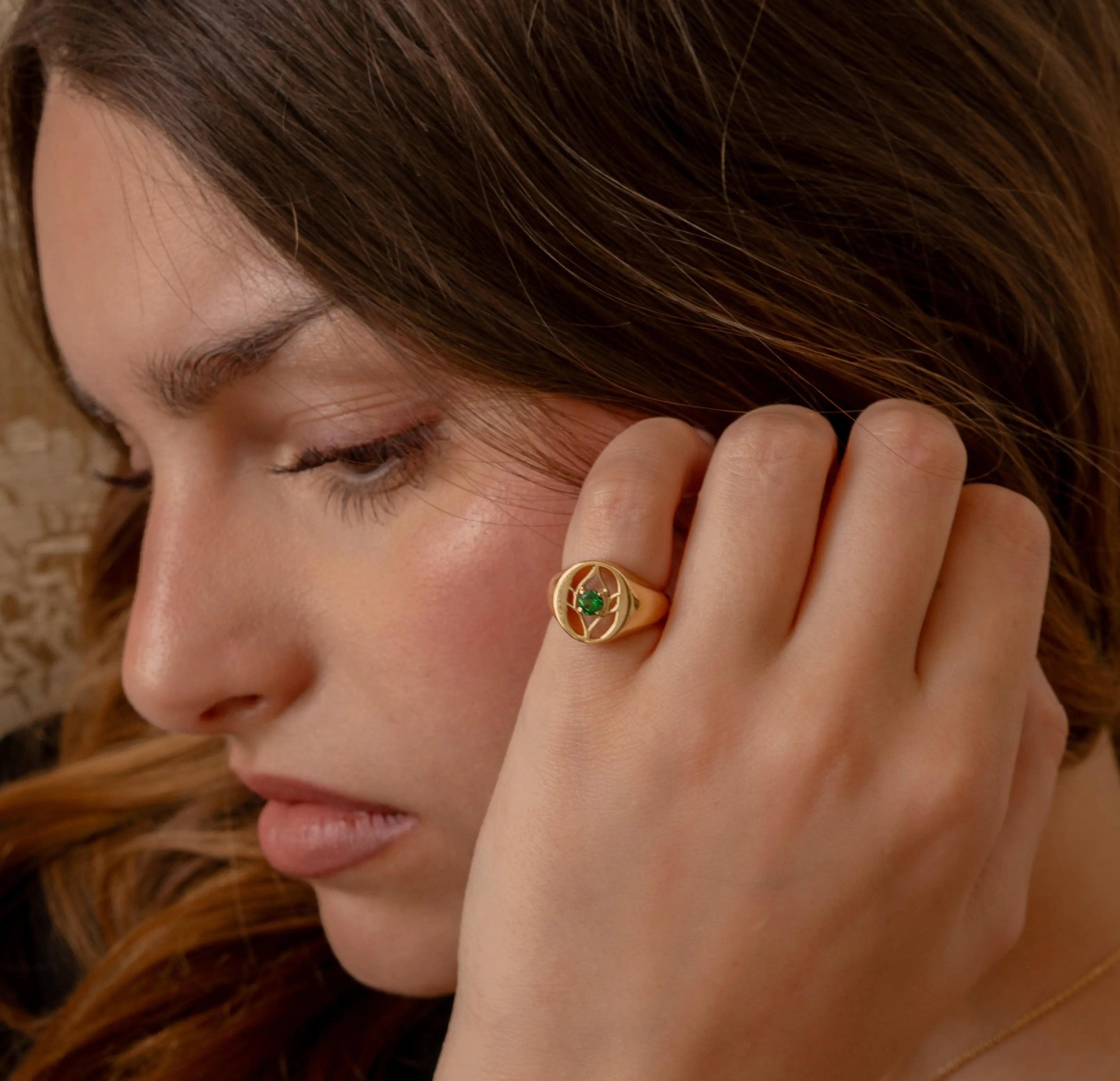 Chevalière Lotus Renouveau – Or jaune 18 carats & Tsavorite - MANOYAS