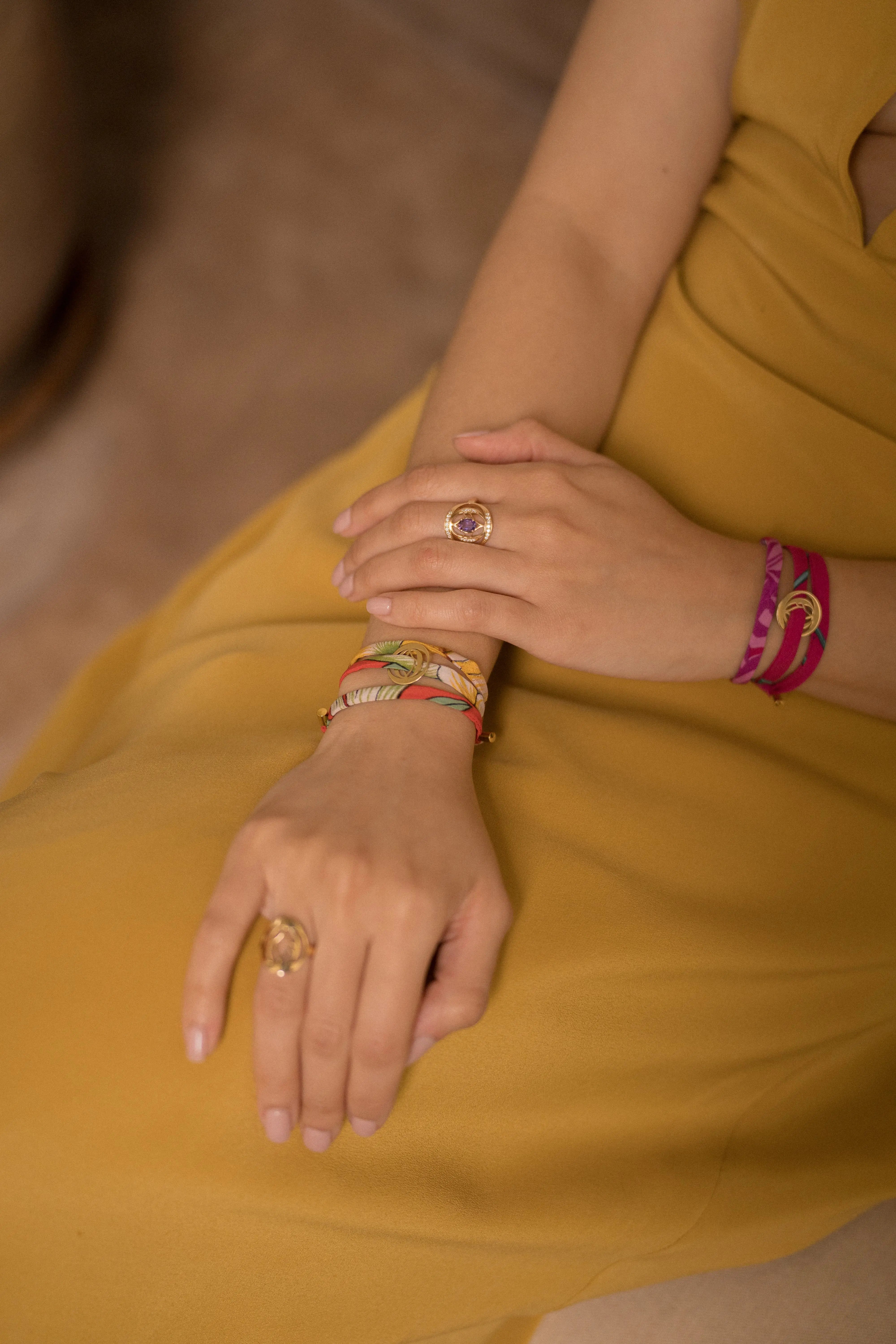 Bracelet talisman Éclat Tropical – Vitalité & Feu sacré - Lotus or 18k et soie - MANOYAS