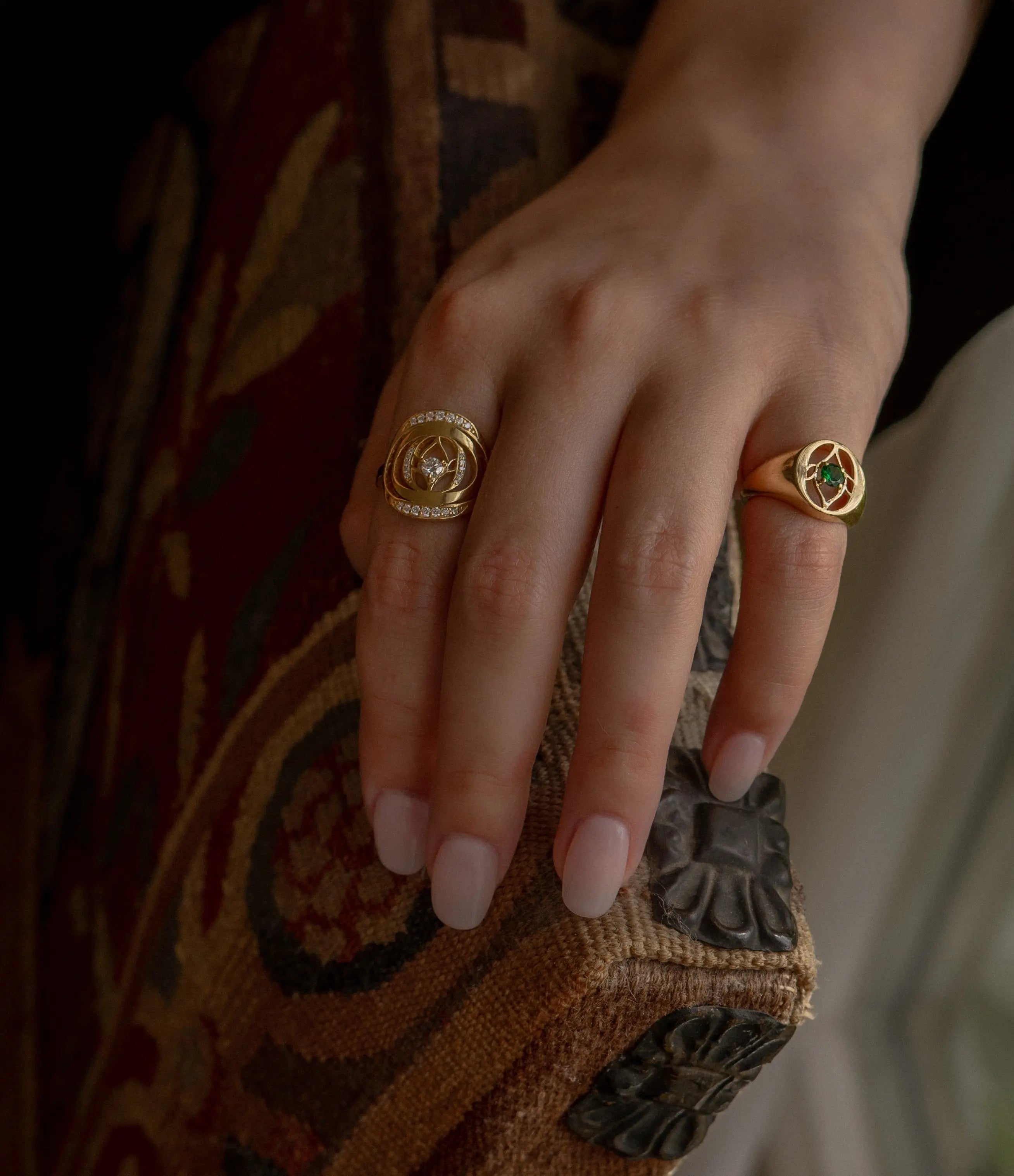 Chevalière Lotus Renouveau – Or jaune 18 carats & Tsavorite - MANOYAS