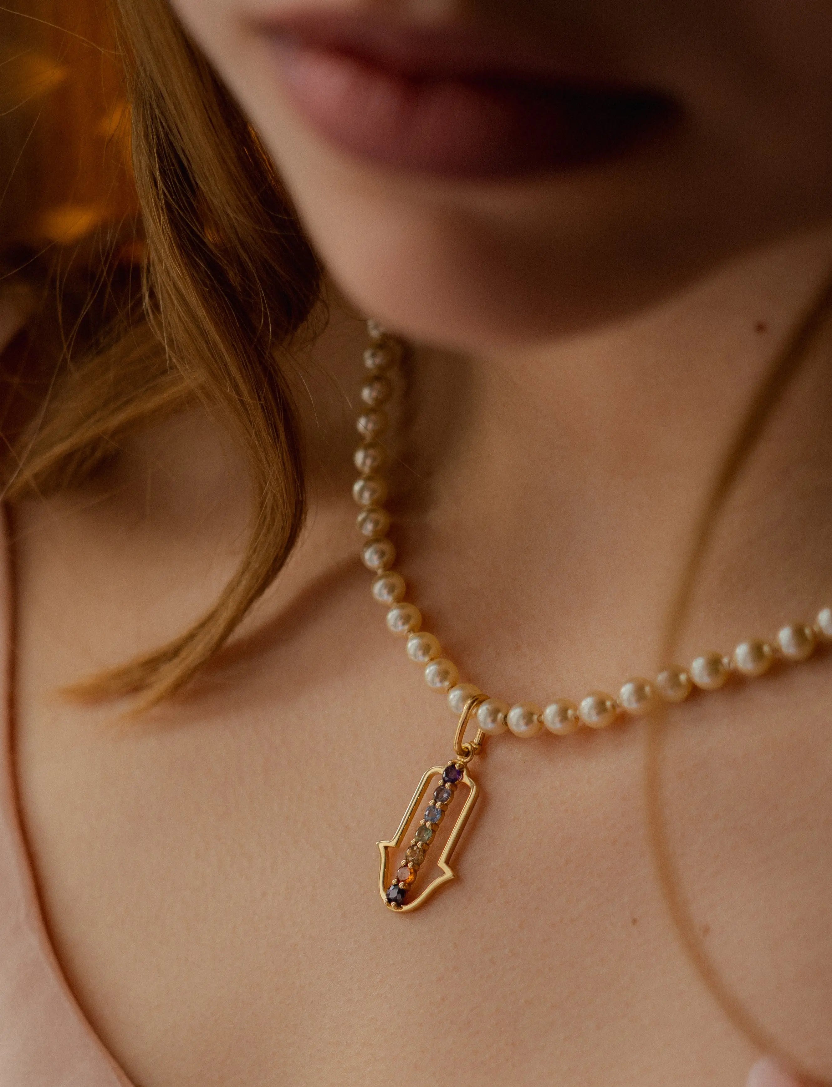 Pendentif Charm Harmonie — Main de Fatima en or 18 carats & pierres naturelles - MANOYAS