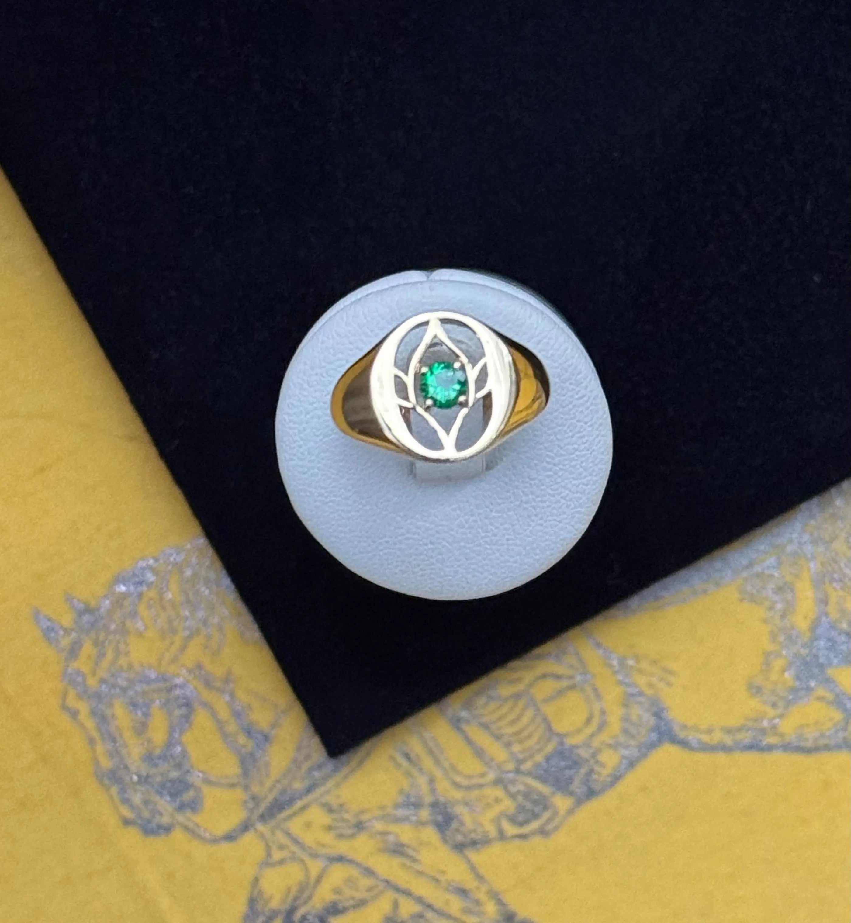 Chevalière Lotus Renouveau – Or jaune 18 carats & Tsavorite - MANOYAS