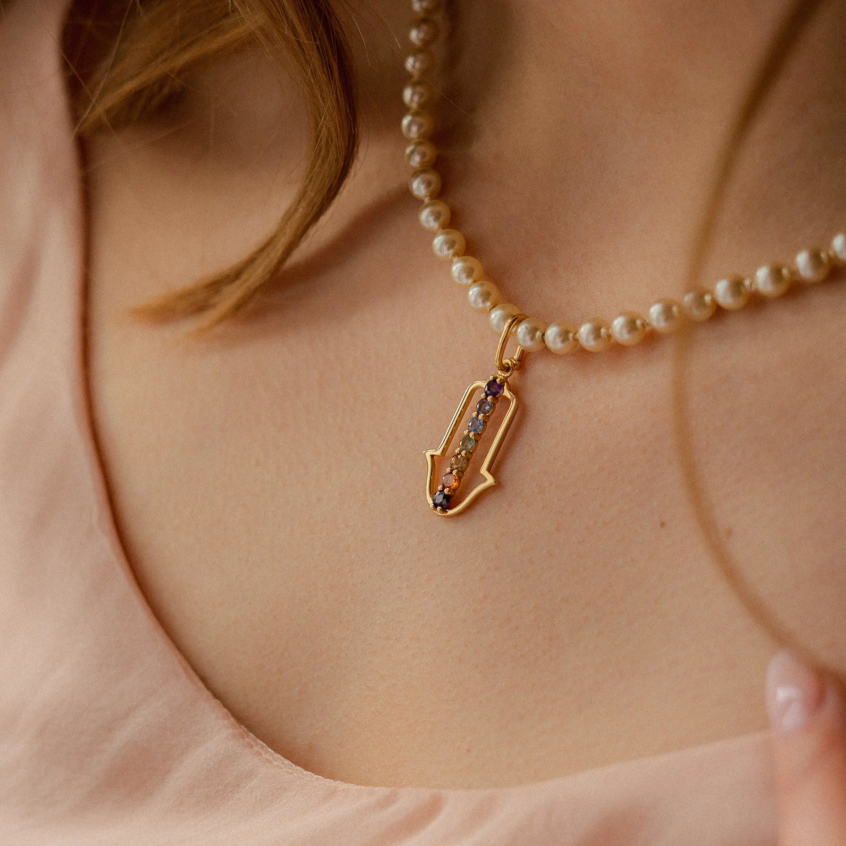Pendentif Charm Harmonie — Main de Fatima en or 18 carats & pierres naturelles - MANOYAS